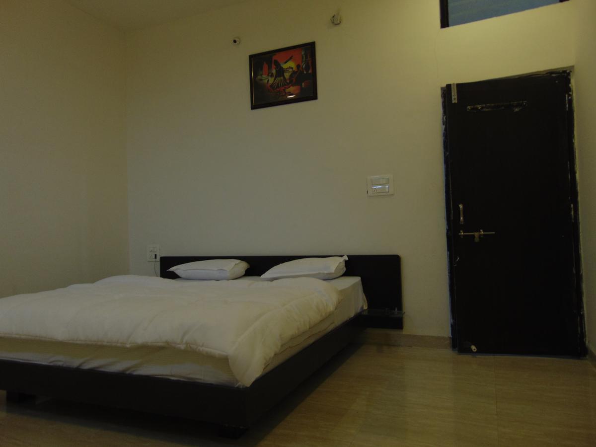 Hotel Kalajanki Ujjain Esterno foto