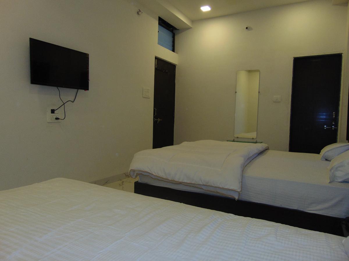 Hotel Kalajanki Ujjain Esterno foto