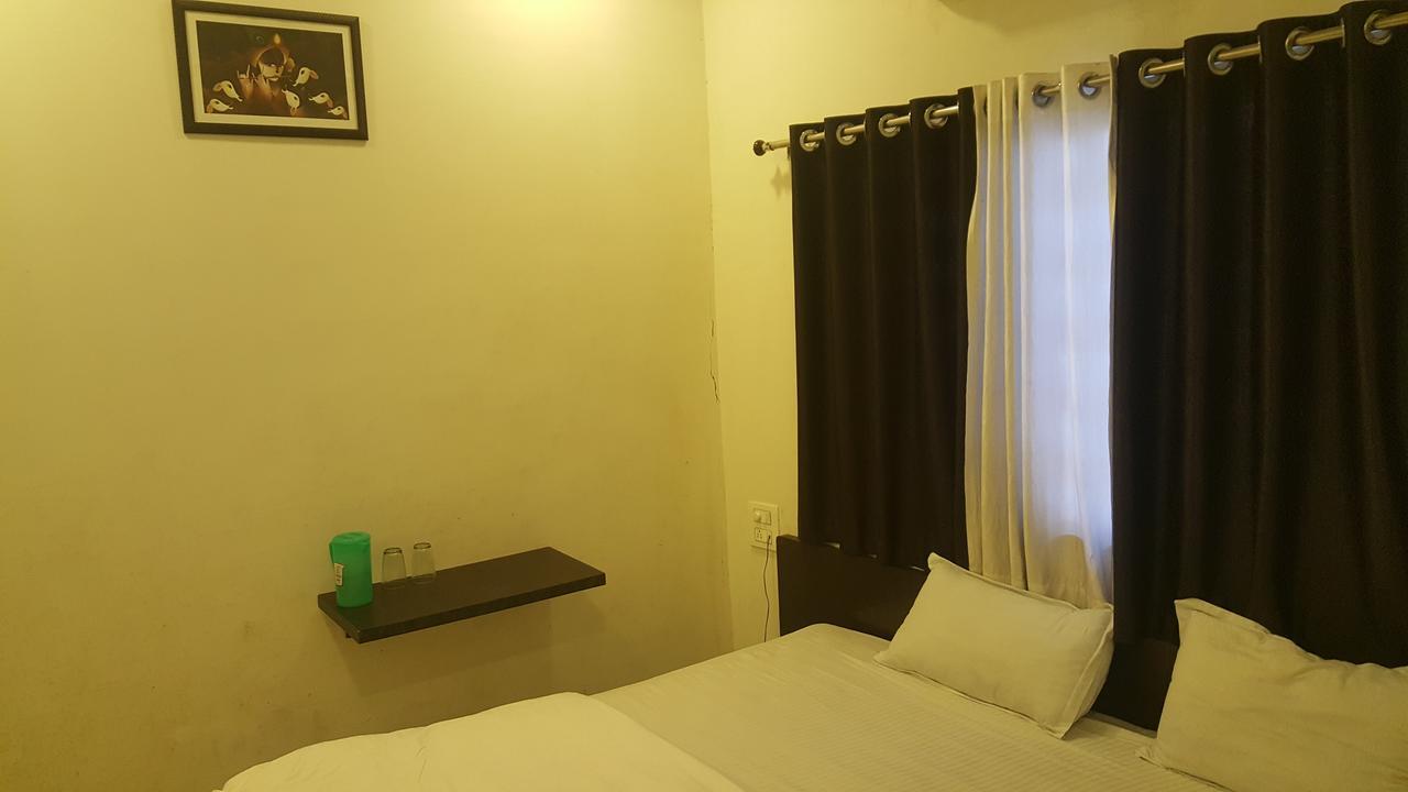 Hotel Kalajanki Ujjain Esterno foto